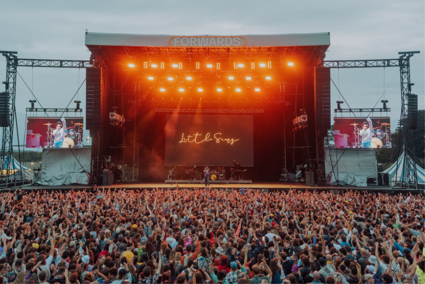 Crowd watching little simz